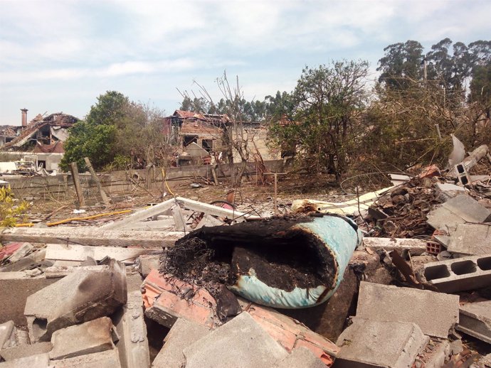 Cascallos após a explosión de Tui en Paramos, que deixou arrasou vivendas