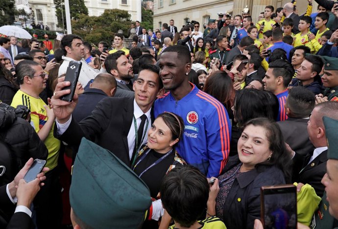 Cristian Zapata, de la selección colombiana, despedido por miles de aficionados