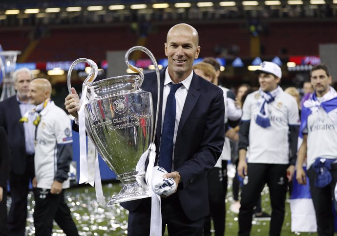 Zinédine Zidane posa con la Copa de Europa conseguida en Cardiff