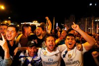 Miles de madridistas celebran la decimotercera 'Champions' en Cibeles