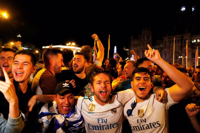 Seguidores del Real Madrid celebran la decimotercera Champions en Cibeles