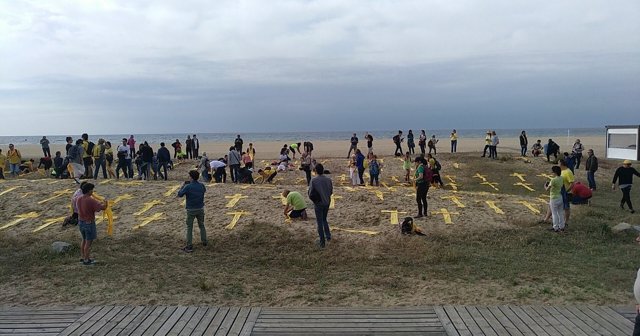 Colocan cruces amarillas con toallas en la playa de Mataró