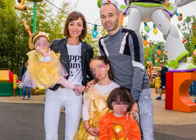 ANDRÉS INIESTA CON SU MUJER ANNA ORTIZ Y SUS HIJOS VALERIA, PAOLO ANDREA Y SIENN