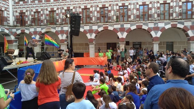 Decenas de niños junto al escenario de Los Palomos Kids en Badajoz