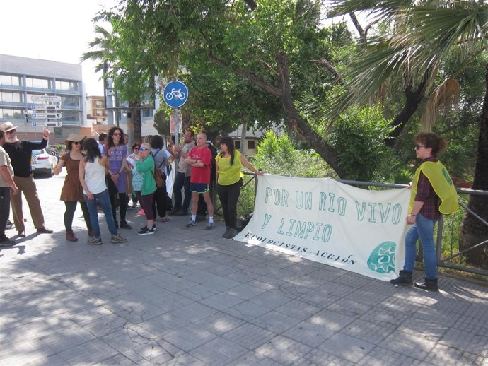 Algunos de los manifestantes, antes de iniciar el recorrido         