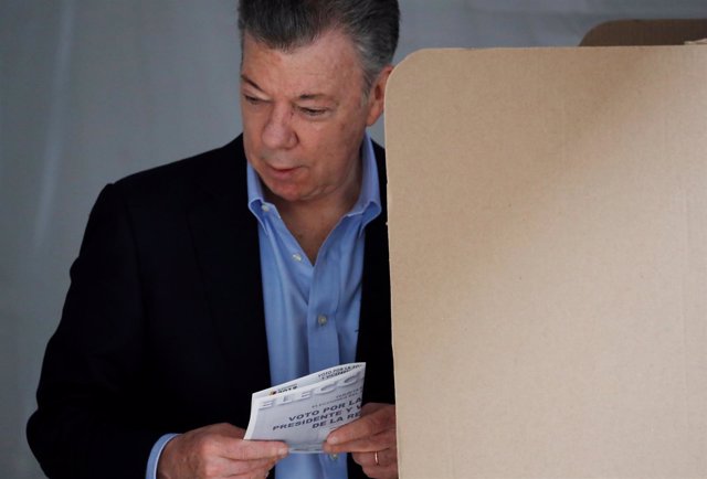 Juan Manuel Santos vota en las elecciones de Colombia 