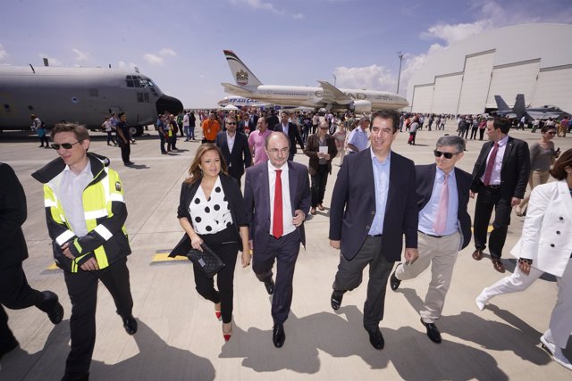 Javier Lambán con parte de su Ejecutivo en el Aeropuerto de Teruel.