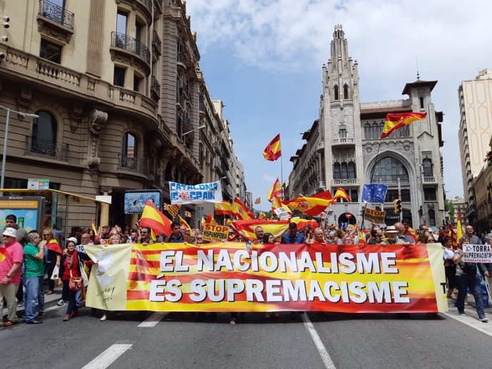 Mil personas se manifiestan en Barcelona contra el "supremacismo"