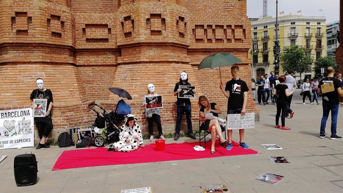 Protesta en Barcelona contra la promoción de la leche de vaca