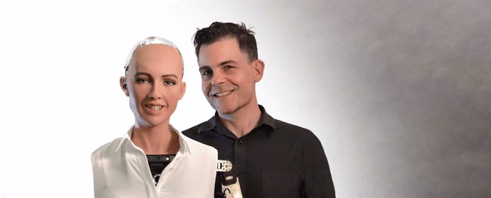 La robot Sophia y su creador, el Dr. David Hanson