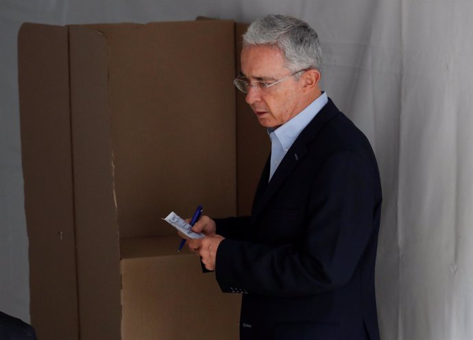 Alvaro Uribe vota en las elecciones presidenciales de Colombia