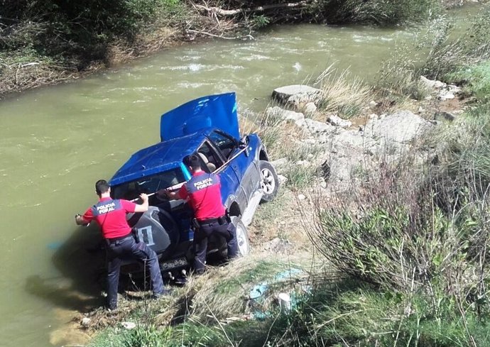 Un coche se precipita al río Cidacos