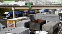Los camioneros brasileños en huelga despejan algunas carreteras durante las negociaciones