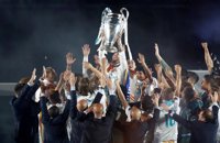 "Cristiano quédate", afición y jugadores agasajan al portugués en la fiesta del Bernabéu