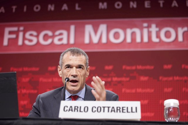 Carlo Cottarelli, en una rueda de prensa con el FMI