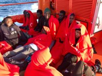 Rescatadas 65 personas de cuatro pateras en aguas del Estrecho