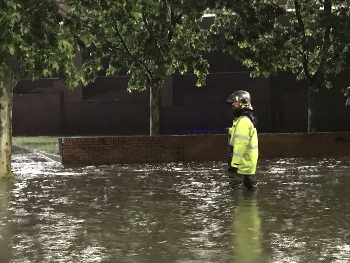 Un bombero en uno de los avisos por agua en Valladolid  28/5/2018
