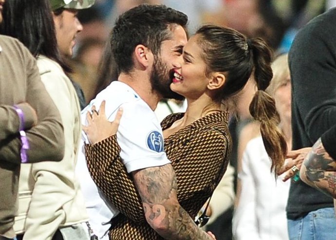 SARA SÁLAMO E ISCO DERROCHAN AMOR EN LA CELEBRACIÓN DE LA CHAMPIONS DEL MADRID