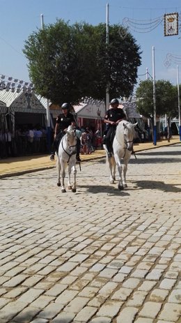 Imagen de dos agentes en el recinto de la feria de Alcalá de Guadaíra