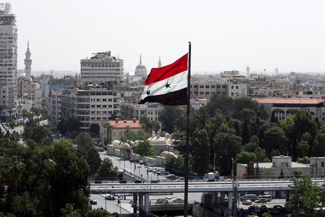 Una bandera siria ondea en Damasco