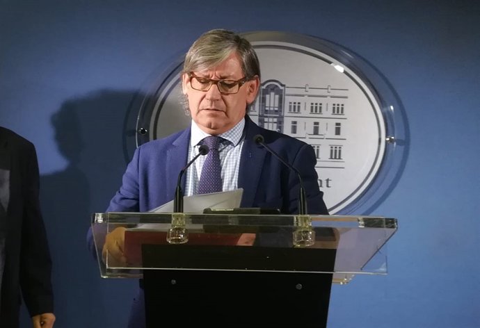 Vicenç Thomàs en la sala de prensa del Parlament