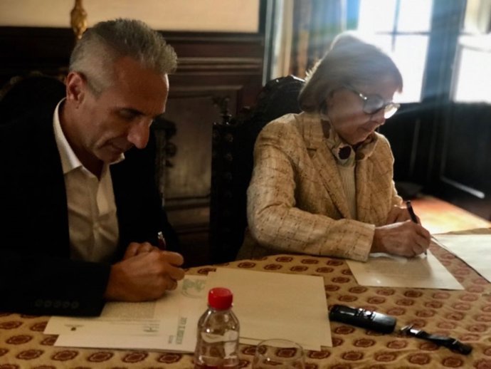 El consejero de Cultura, Miguel Ángel Vázquez, firma el convenio de colaboración