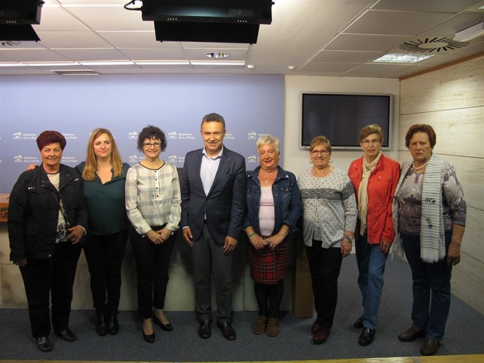  Escobar Con Participantes De 'Acompaña2'                          