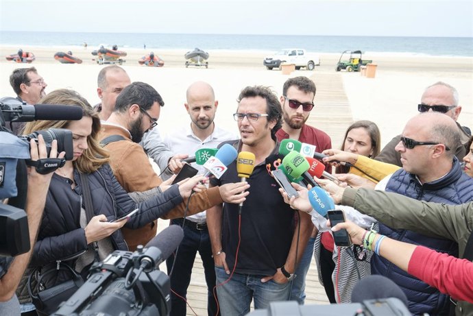 José María González, alcalde de Cádiz, atendiendo a la prensa