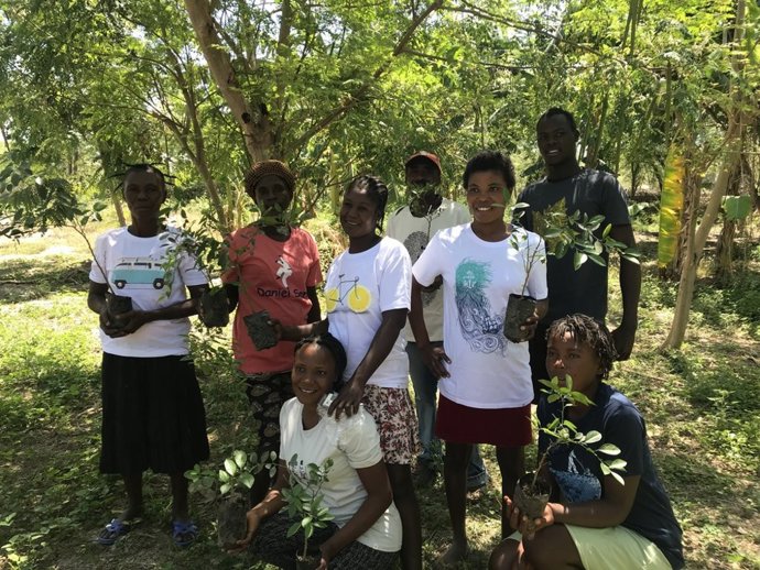 Niños de Haití con camisetas de la firma de ropa andaluza Wituka