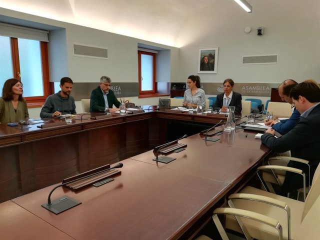 Reunión de la consejera de Hacienda y los grupos en la Asamblea