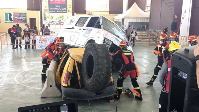 Bomberos participan en un simulacro de maniobra de rescate