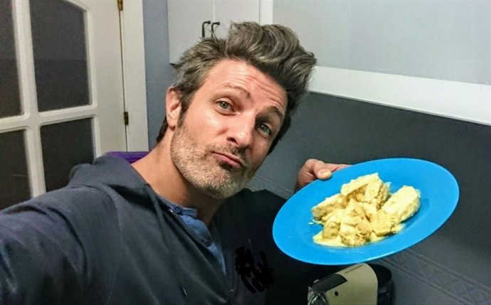 Jesús Olmedo muestra su plato para '52 recetas solidarias para comerse el mundo'