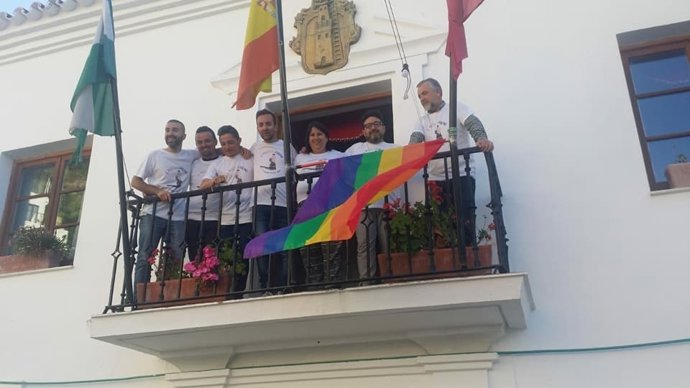 Izado de la bandera arco iris en Zahara de la Sierra