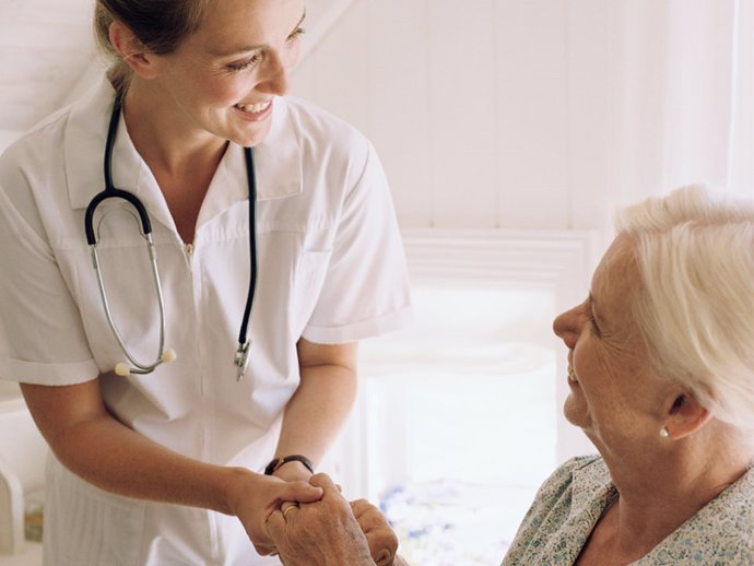 Consulta médica. Enfermeta atiende a una anciana. Médico