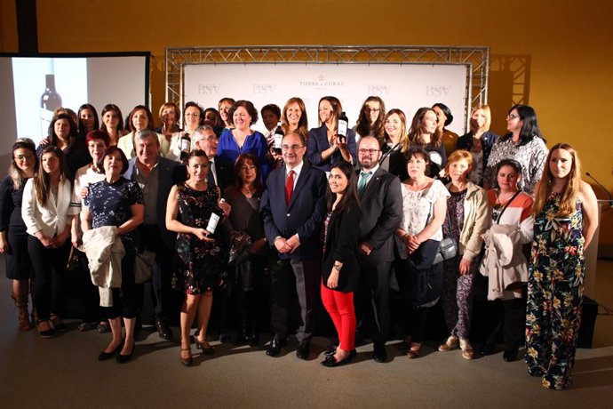 Lambán presenta vino en femenino, en la visita a la bodega Tierras de Cubas.