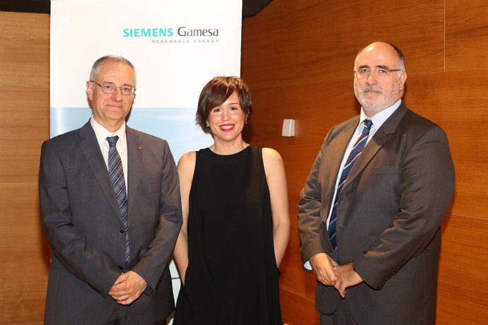 José Ignacio Larretxi, Ana Goyen y Raúl Musitu, en un acto de Siemens Gamesa.