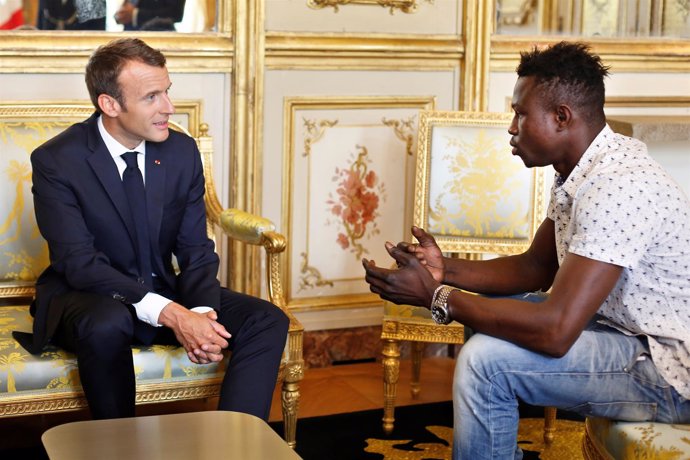 Emmanuel Macron recibe a Mamoudou Gassama
