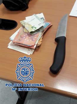 Cuchillo utilizado en el atraco y dinero recuperado