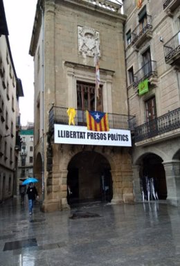 El Ayuntamiento de Vic con un lazo amarillo y una pancarta a favor de los presos