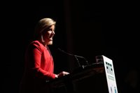 Báñez asegura a Carmena que hay personas en paro que pueden trabajar en la construcción en la ciudad