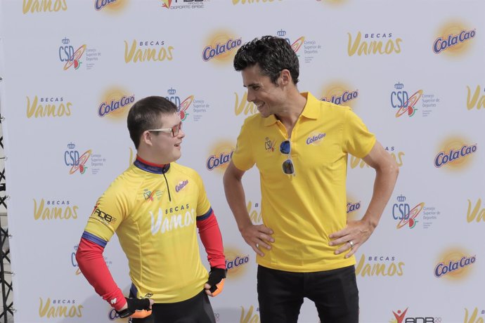 Javier Gómez Noya entrega una beca de Vamos Cola-Cao y el CSD con deporte base