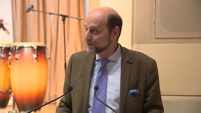 Fernández Sastrón en la presentación del cantante Descemer Bueno