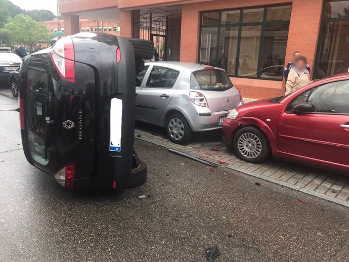 Vuelco de un turismo tras una colisión en Valladolid