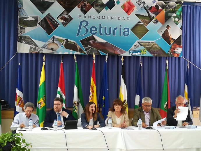 Los consejeros de Economía y de Agricultura participan en una mesa en El Granado