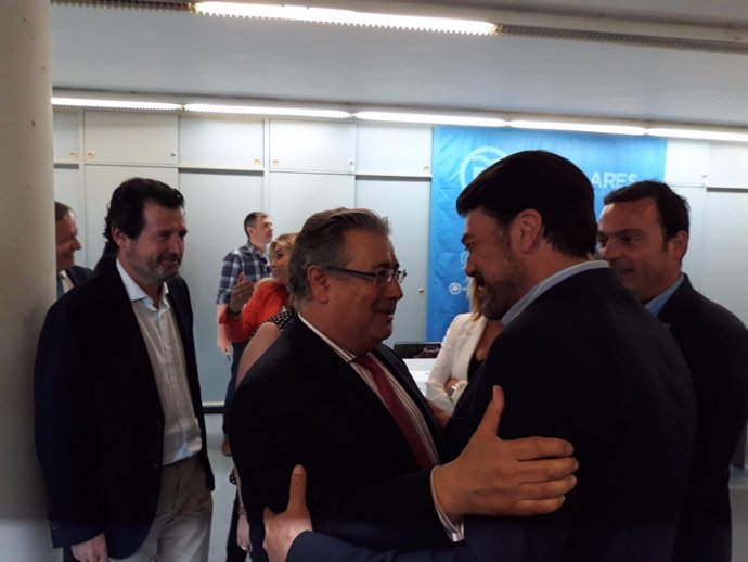 Juan Ignacio Zoido saluda al alclade de Alicante, Luis Barcala