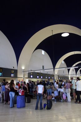 Instalaciones Del Aeropuerto De Sevilla.