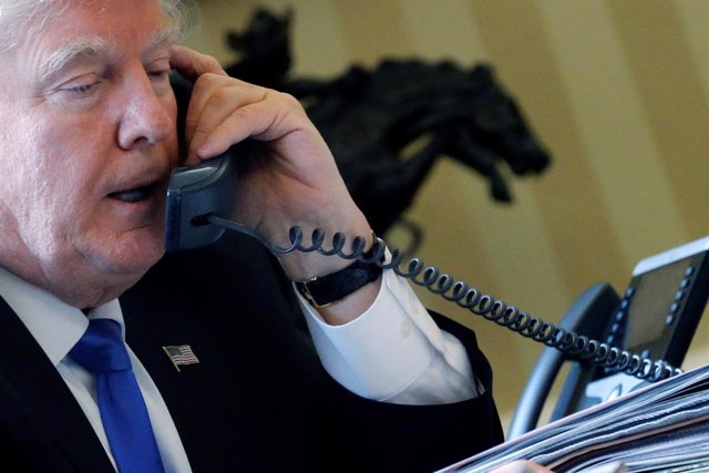 El presidente estadounidense, Donald Trump, hablando por teléfono