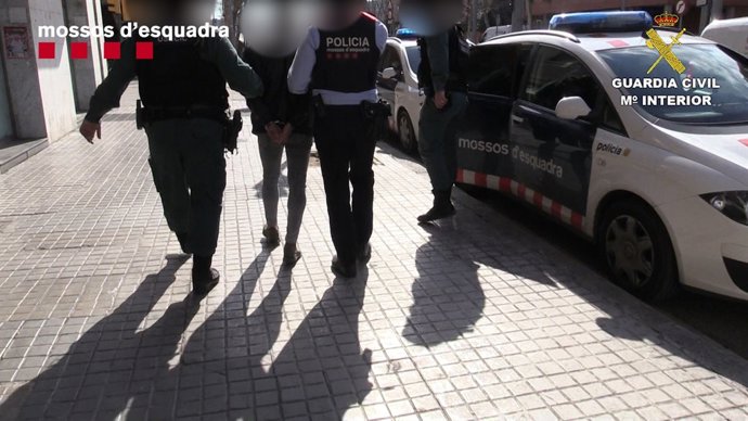 Alliberen una dona segrestada en un pis de Sants-Montjuïc que patia abusos