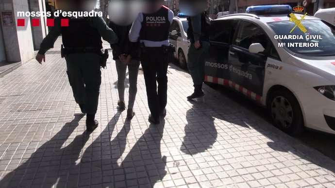 Liberan a una mujer secuestrada en un piso de Sants-Montjuïc que sufría abusos