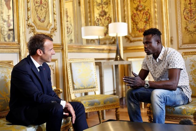 Macron se reúne con Mamoudou Gassama, el joven maliense que salvó a un niño